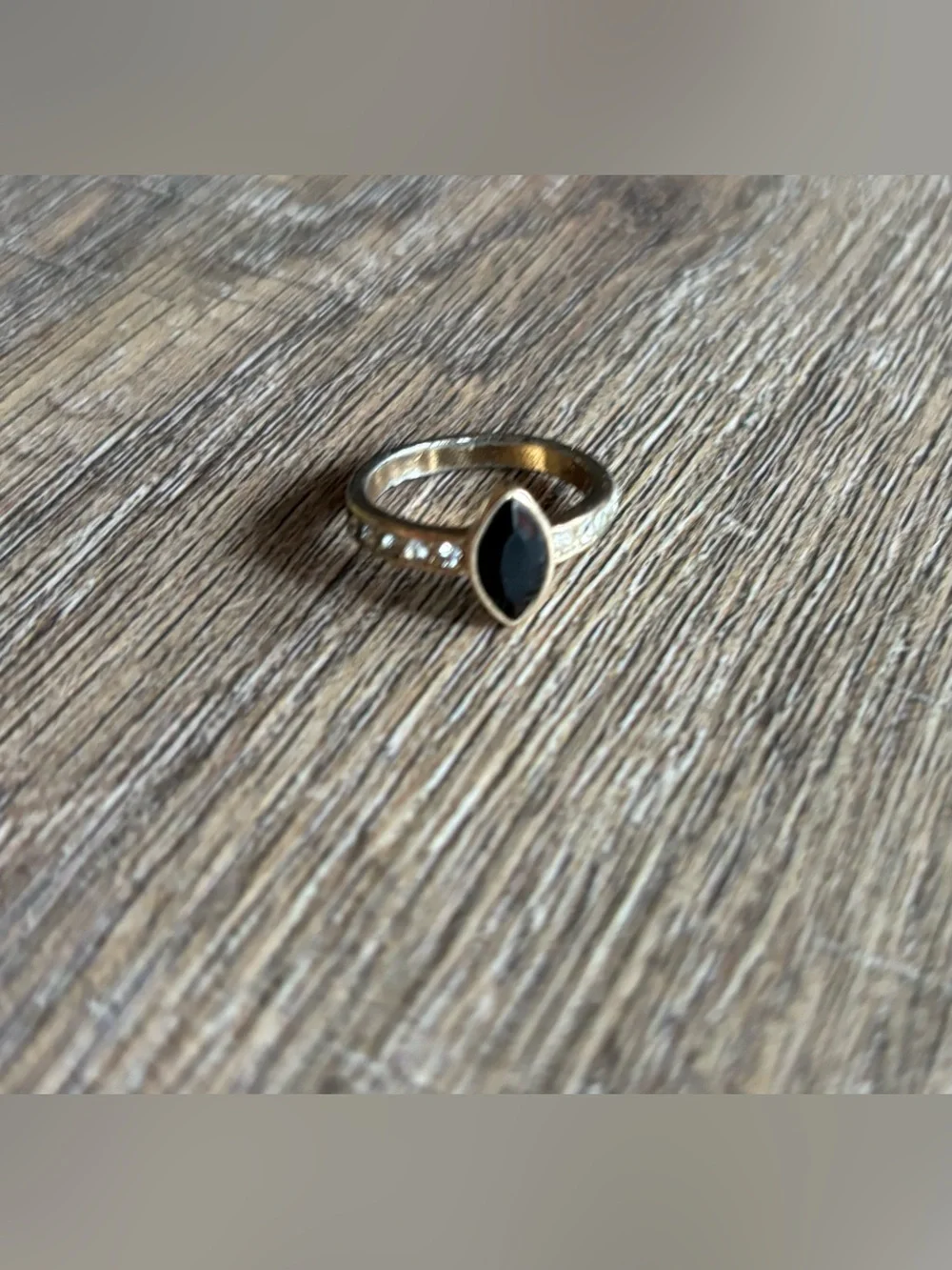 Vintage women’s size 10 marquise-cut black center stone rhinestones metal ring